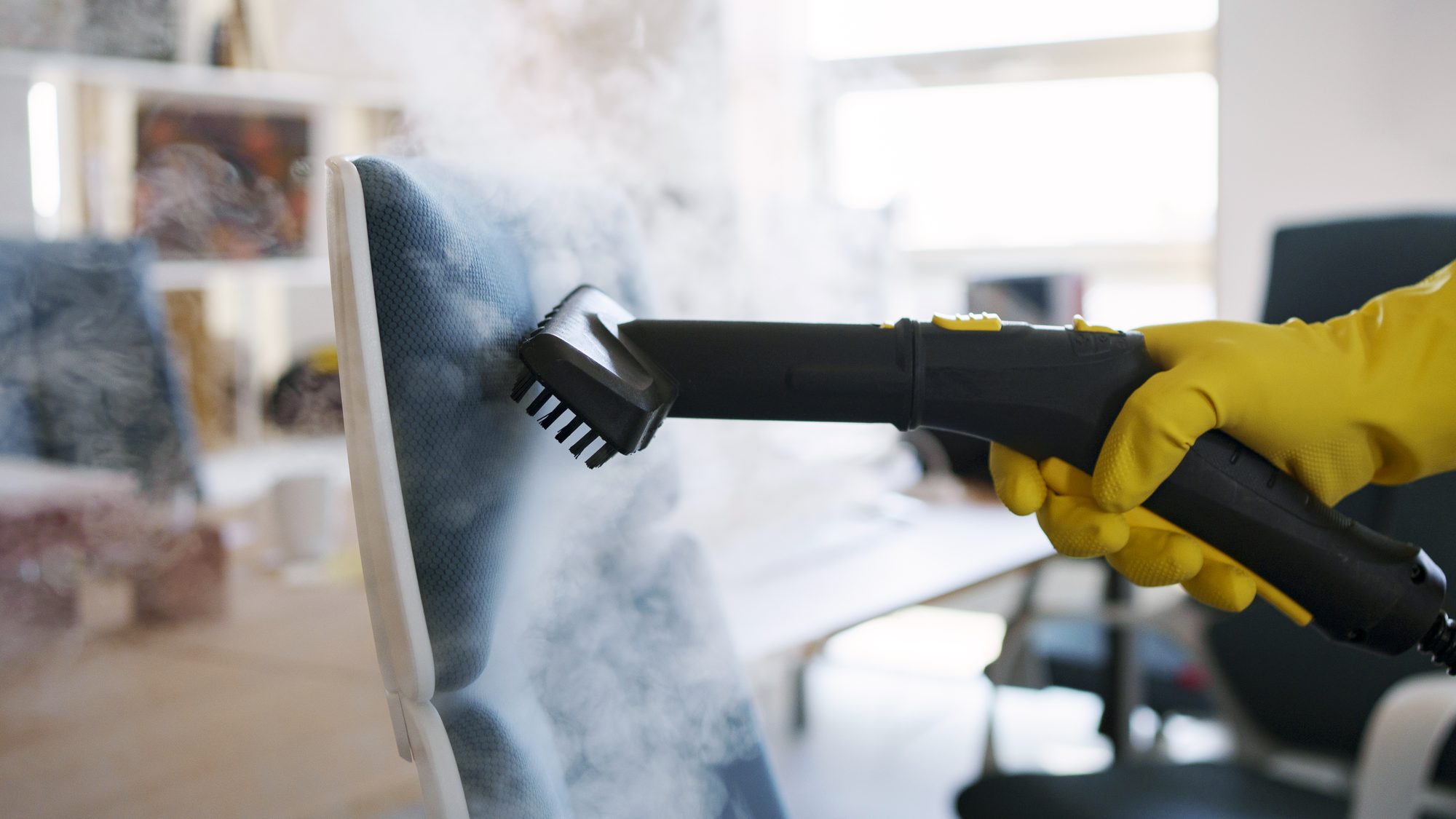 Técnico de FlexiClean360 realizando limpieza profunda a vapor