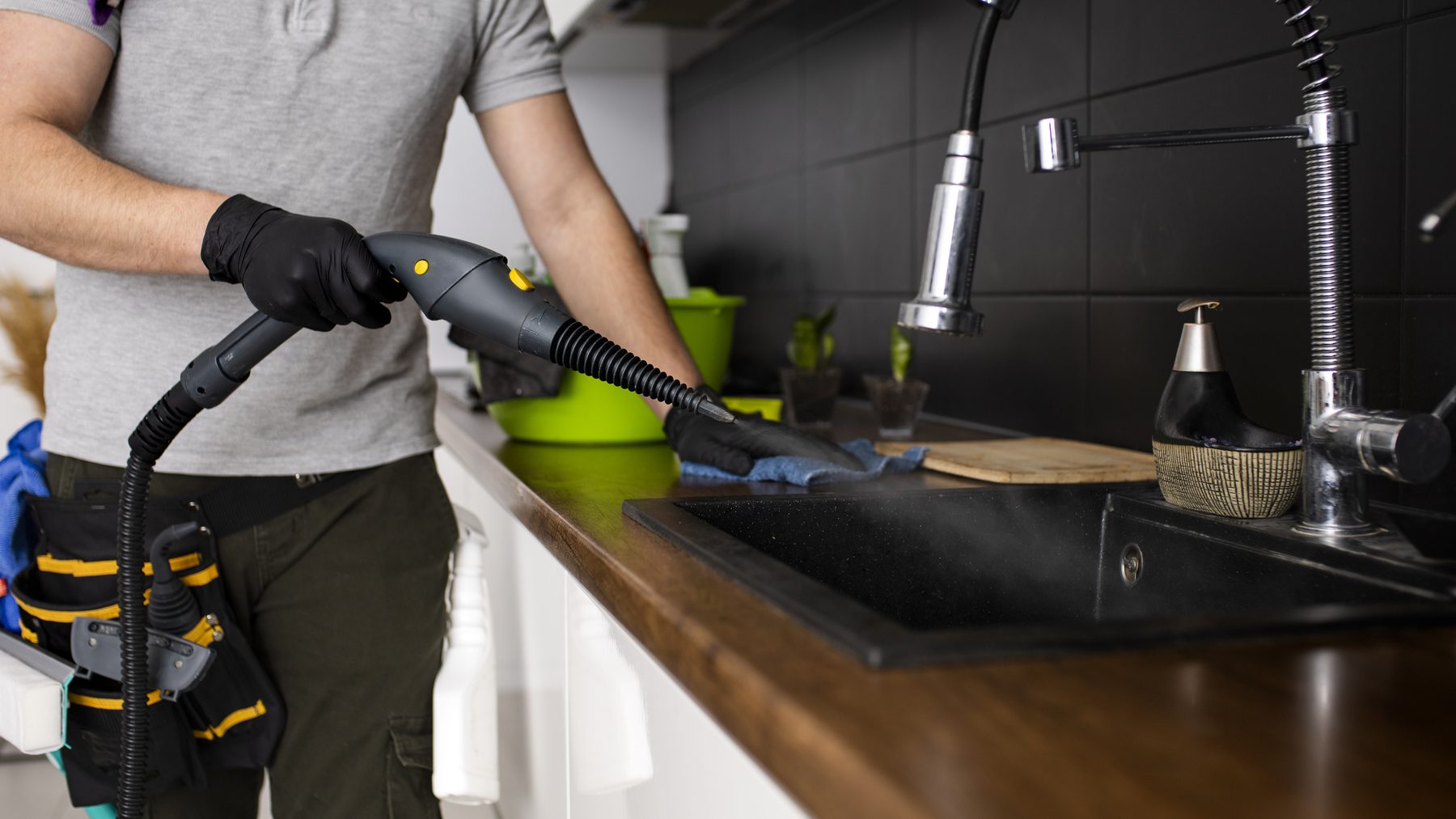 Técnico de FlexiClean360 realizando desinfección